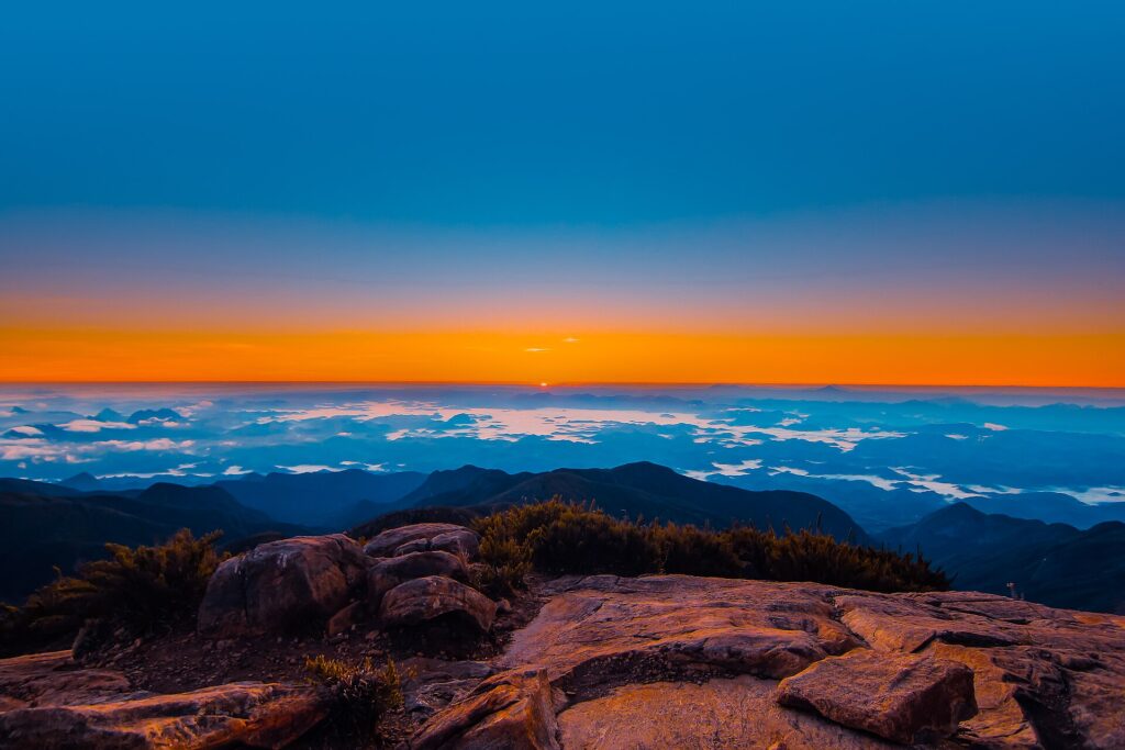 Amanhecer visto do Pico da Bandeira