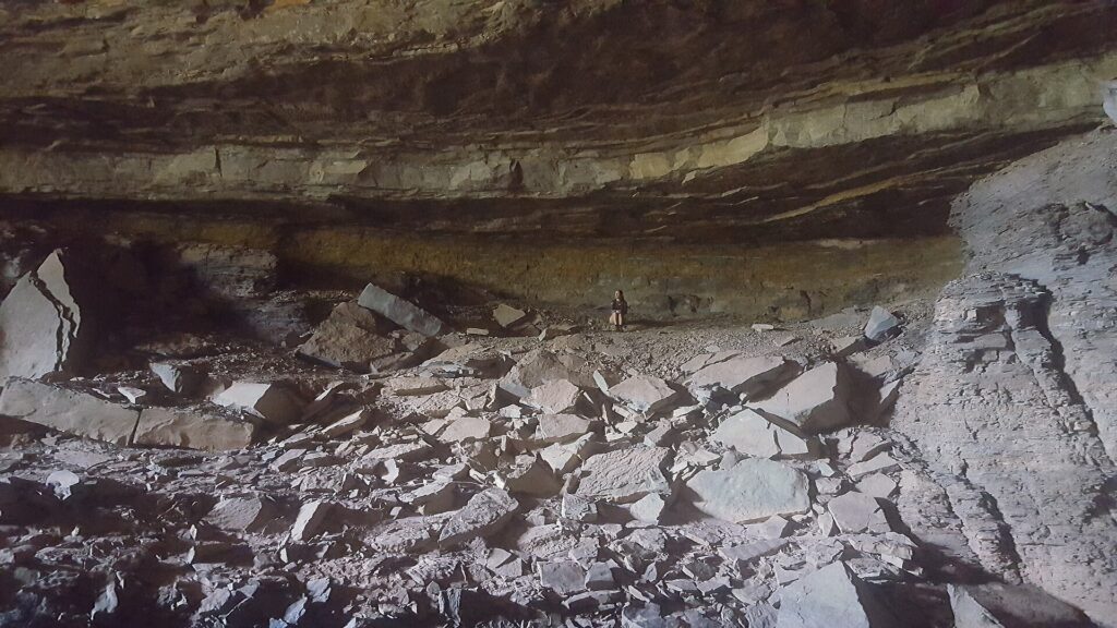 Lapa do Penhasco cave, Mambaí
