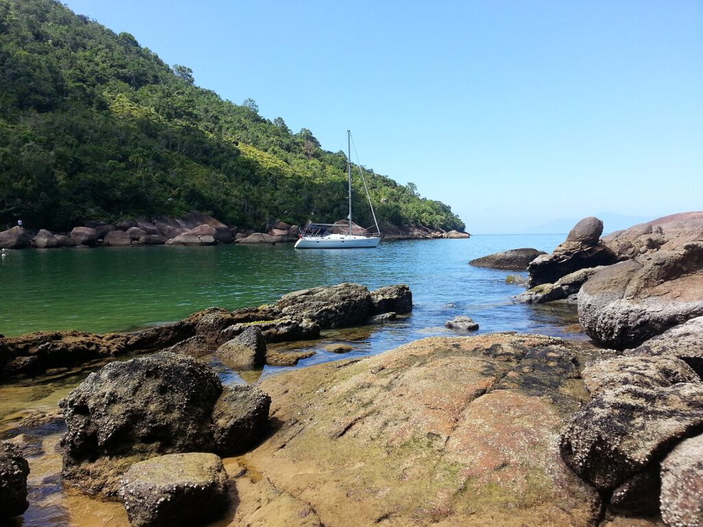 Ilha Anchieta cove