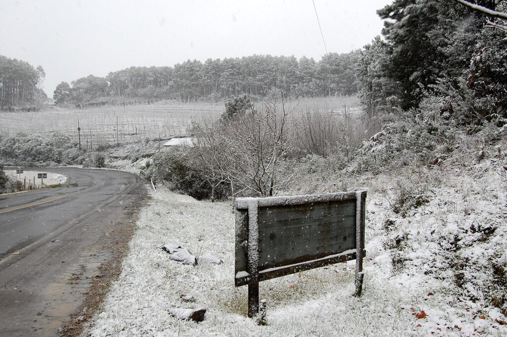 Snow on the SC-438 road in São Joaquim