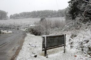 Snow on the SC-438 road in São Joaquim