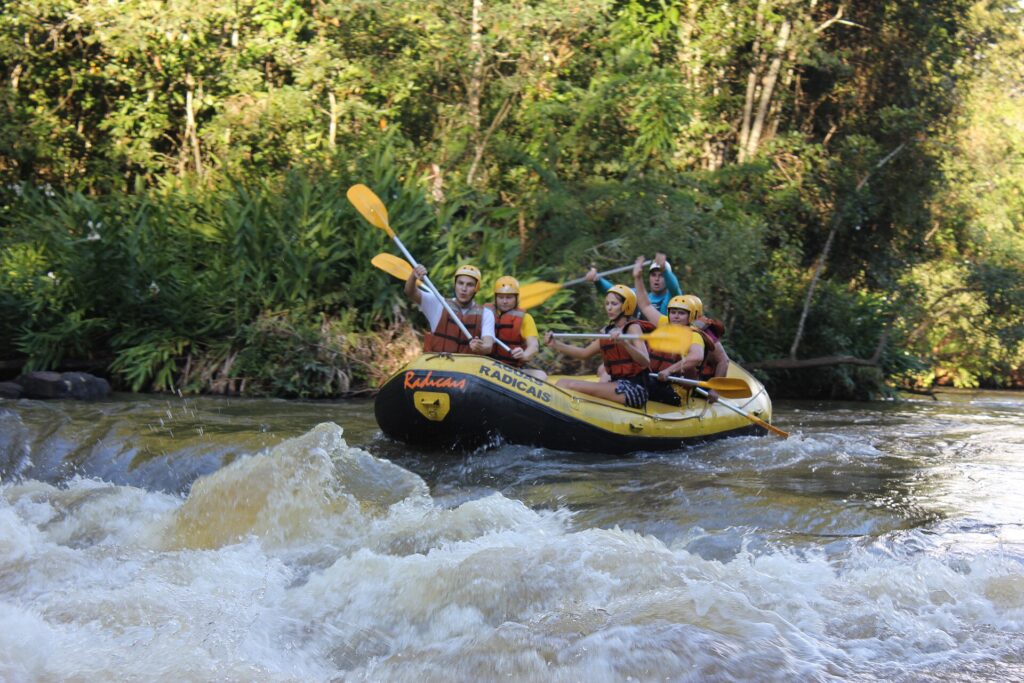 Bote de rafting em corredeira do rio Jacaré-Pepira, Brotas