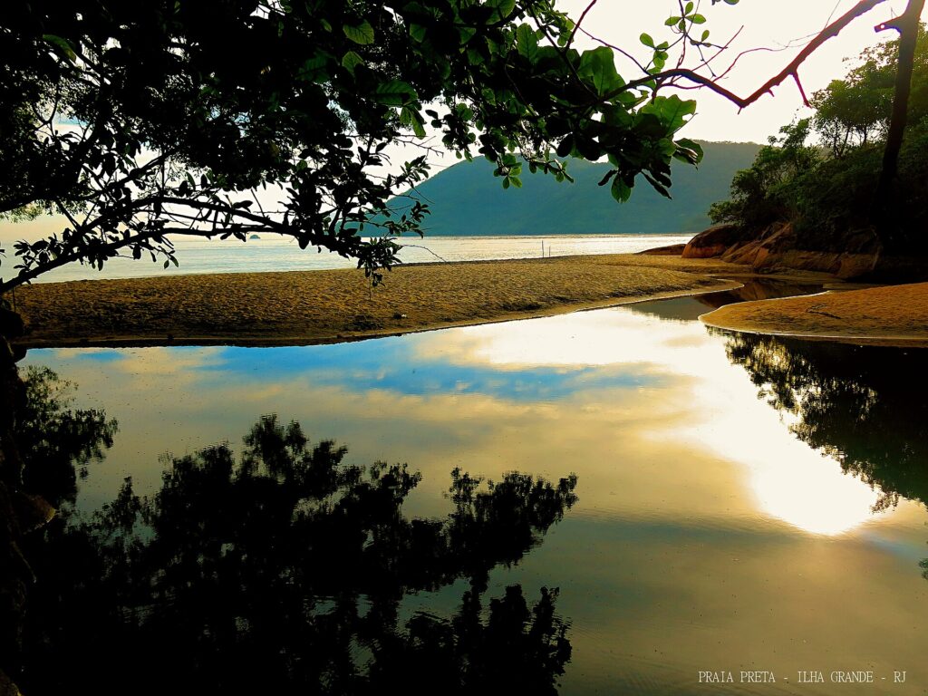 Rio deságua na Praia Preta, Ilha Grande
