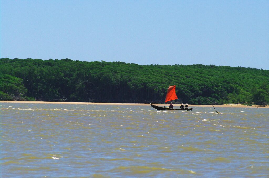Canoa de vela vermelha na divisa Piauí-Maranhão, Rota das Emoções