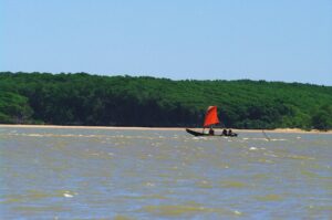 Canoa de vela vermelha na divisa Piauí-Maranhão, Rota das Emoções