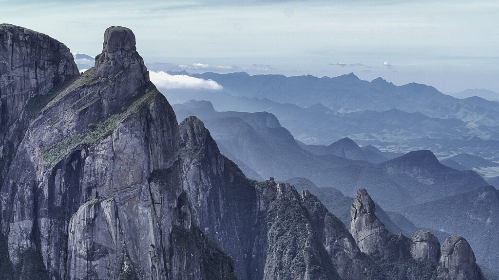 Rock formation on the Petrópolis-Teresópolis crossing